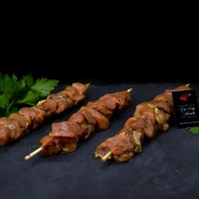 Pinchos en adobo amarillo